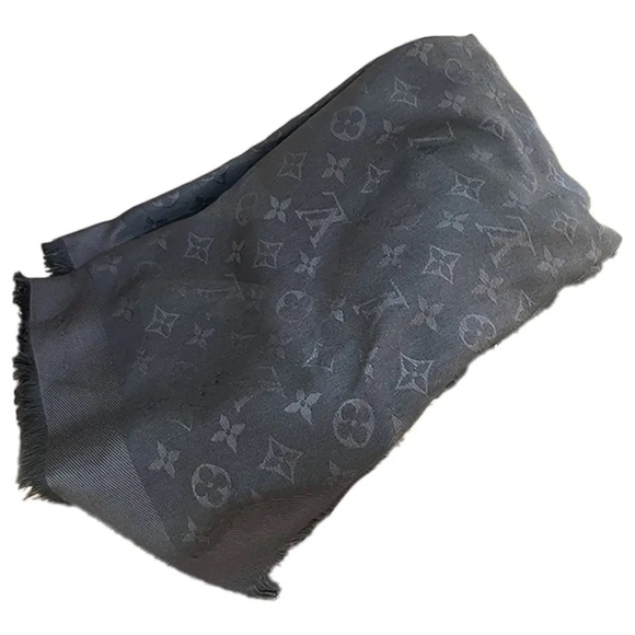 Louis Vuitton Monogram Shawl - Black - Picture 2 of 7